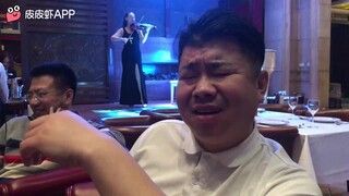 Cô gái phía sau muốn đánh ai đó!