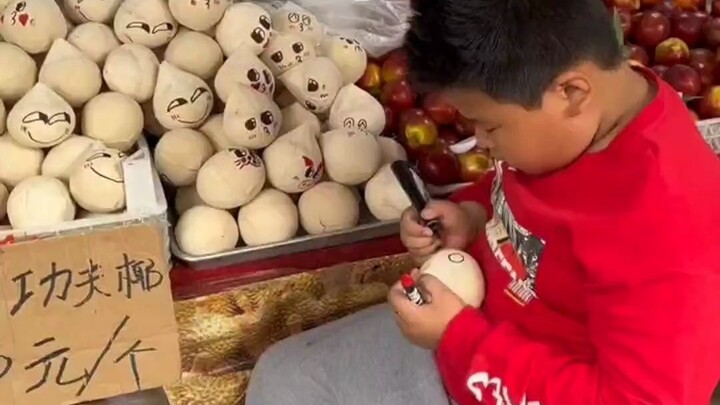 小男孩正在认真的给椰子增加表情包：“他还没意识到事情的严重性”，网友：过两天画不完，根本画不完