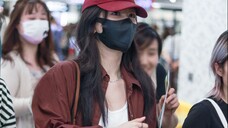 Yang Zi arrived in Paris in the early morning. When she saw a foreign child fall, she rushed forward