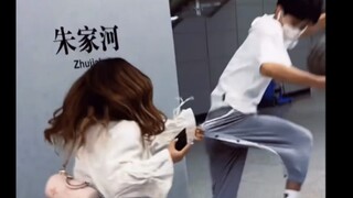 通讯录和直女闺蜜搭讪男大体育生，最后落荒而逃！