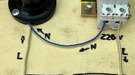 Demonstrasi Prinsip Sakelar Kontrol Ganda