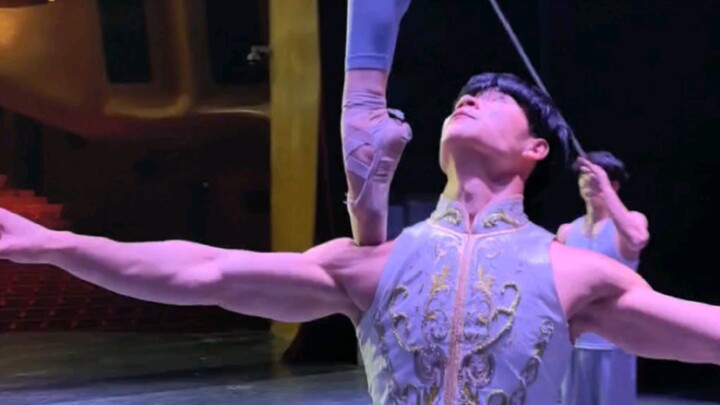 Shoulder ballet check-in at Sichuan Grand Theater