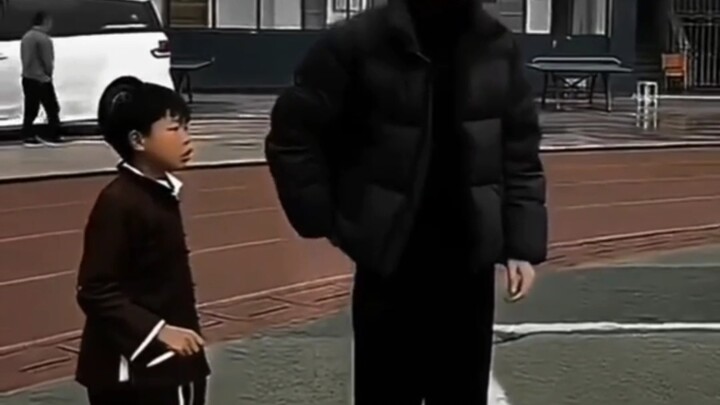 Côn Ca: Không phải là vùng núi sao? Sao mà xa thế này cũng có người của tông môn vậy?