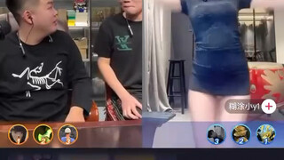 جعلت هذين الصديقين يقفان مذهولين.