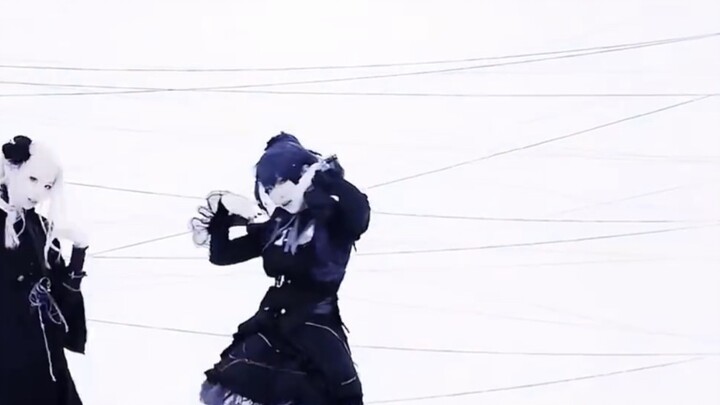 Phản diện toàn bộ bài hát tự sử dụng gương