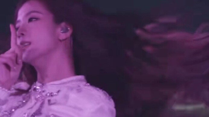 [Kim Jisoo triệu vòng] "Suỵt, chỉ 10 giây thôi~"