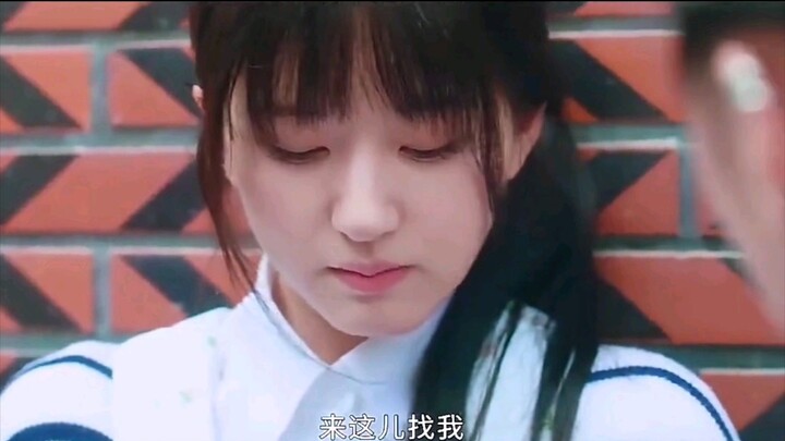 Jatuh cinta pada pandangan pertama itu adalah, langsung menyukai seseorang saat pertama kali bertemu