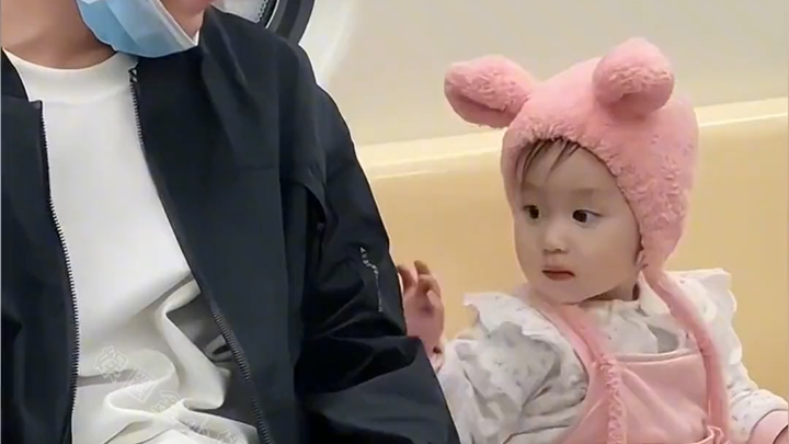 Pemula memang punya masa proteksi! Bocah kecil pakai joran mainan bisa narik ikan hanya dalam sepulu