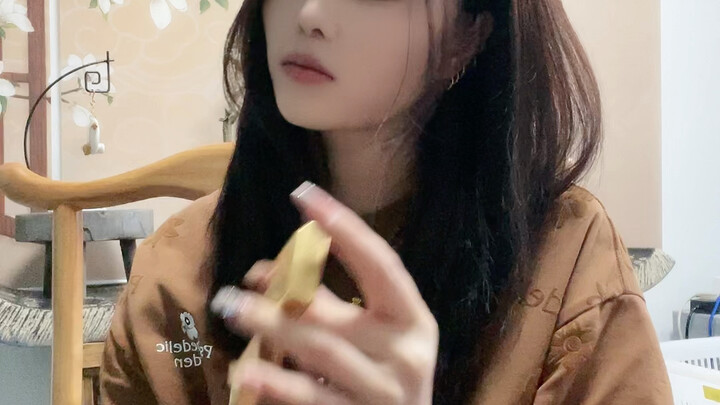 My livestream got banned, over 700 yuan was deducted, and I even lost my lighter… [covers eyes]