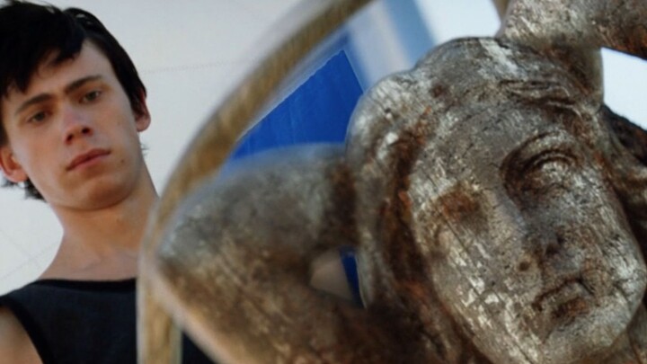 عائلة اشترت سفينةً كاملةً، لكنها فوجئت بأنّ التمثال الموجود في مقدمة السفينة هو حورية بحر حيّة، فتعر