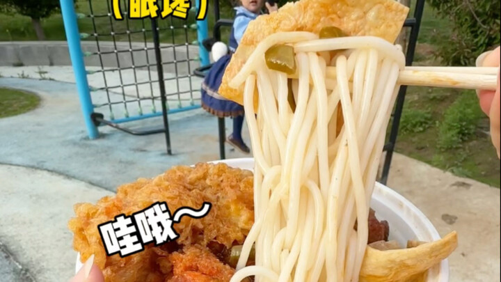 Hiks~ Mengajak anak jalan-jalan itu melelahkan sekali! Aku sampai hanya punya nafsu makan saja...