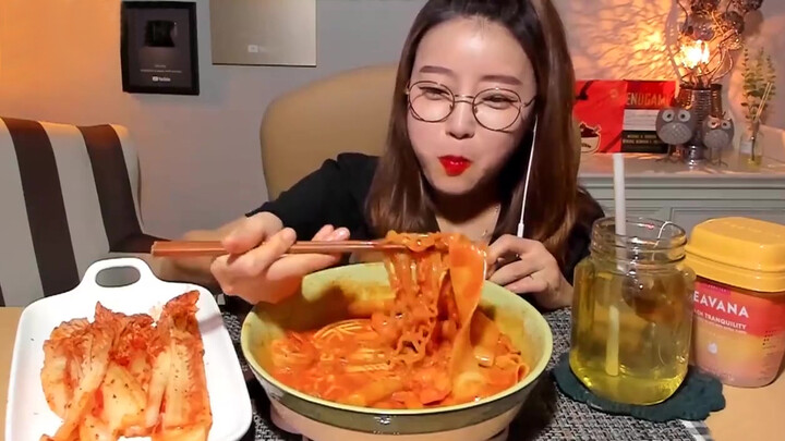 [Makanan] Dorothy Makan Ramen Tteokbokki Ditambah Saus Buldak!