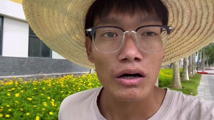 Nongda student Ding is taking everyone to check out the Harvest Festival—Academician Zhu Youyong’s d