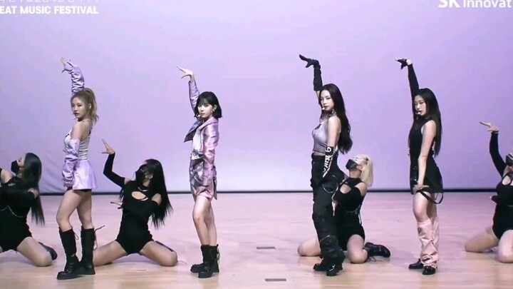 aespa's long-awaited debut track "Black Mamba" on its latest stage