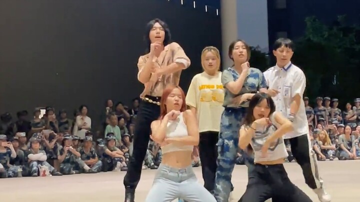 نسخة التدريب العسكري من O.O! أصبح الرجل الأكثر مهارة في هز الرأس في المكان