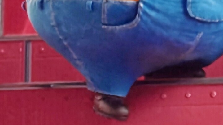 Even the feet are so cute