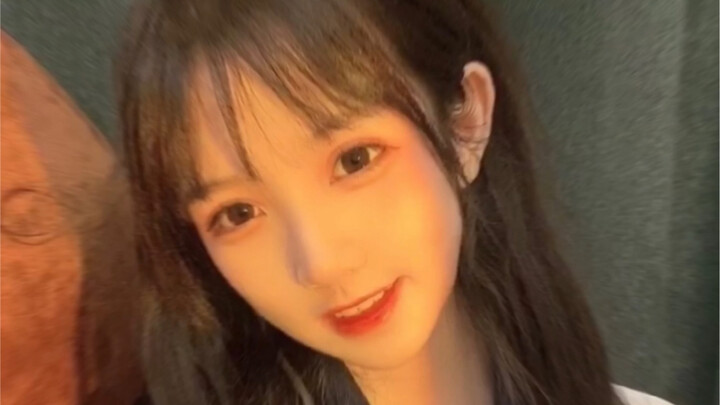 Di dunia ini, selain kucing, ada juga aku yang hidup dengan manis dan menggemaskan.