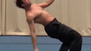 丹麦舞者Carl Giacomello的“重力舞蹈”，让身体跟随重力起舞，好丝滑