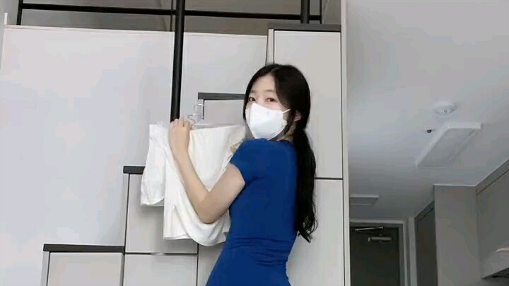 Cara menggantung pakaian di apartemen dupleks