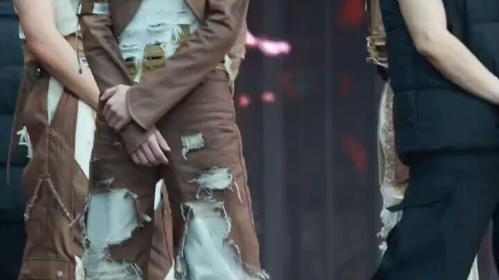 Lụy buổi biểu diễn này quá đi 😝