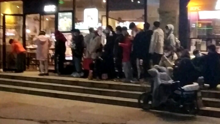 [Genshin Impact KFC] "Are you going to wait in line for 12 hours?" "We brought stools"