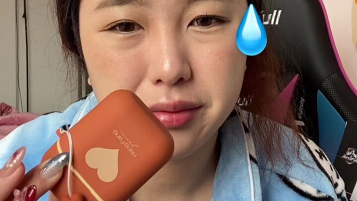 هذه الأحمر الشفاه... على الأقل لا يفترض أن تكون مجنونة إلى هذا الحد!!