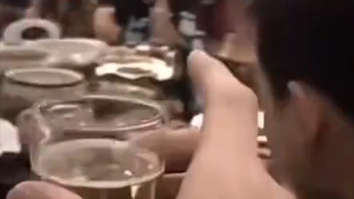 同学聚会，今天我很高兴哈，大家喝酒.........