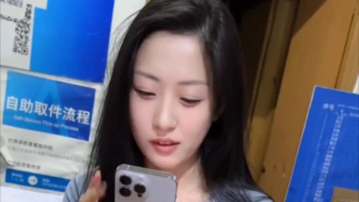 Sao cô chủ này lại cuống cuồng thế nhỉ?