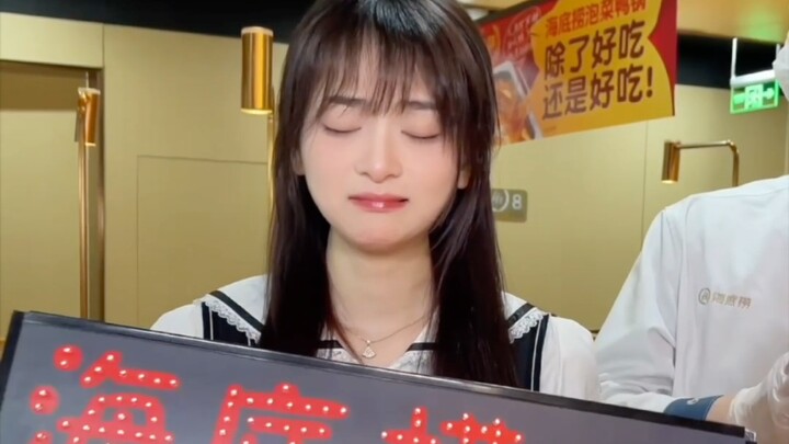 Hôm nay thì không phải là ngày không nên đi làm, thì cũng là do hai người họ khắc mệnh tôi.