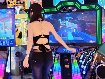 I want to invite this girl to play couple mode together...