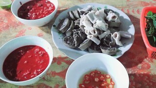 lê ăn sáng tiết canh lòng lợn tiếp ông chủ quán.