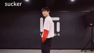 พี่ร้องเพลงเพราะ แต่อย่าลืมว่าเขาเป็นคนเดียวจากยุคสองที่มาจากวงเต้นอย่างเป็นทางการ
