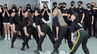 رقص فتيات الفرقة على أغنية Cardi B "WAP"، جمال شرق آسيا! | 4X4 STUDIO