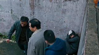 Setelah dibebaskan dari penjara, pemuda itu mencari pekerjaan dan hanya mendapat tatapan dingin. Set