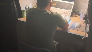 เพื่อนร่วมห้องสุดเทพ กลางคืนเล่นเกมโดยไม่สนใจความรู้สึกคนอื่น จนถูกไลฟ์สดออกไป