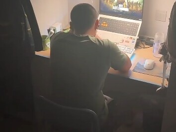 เพื่อนร่วมห้องสุดเทพ กลางคืนเล่นเกมโดยไม่สนใจความรู้สึกคนอื่น จนถูกไลฟ์สดออกไป