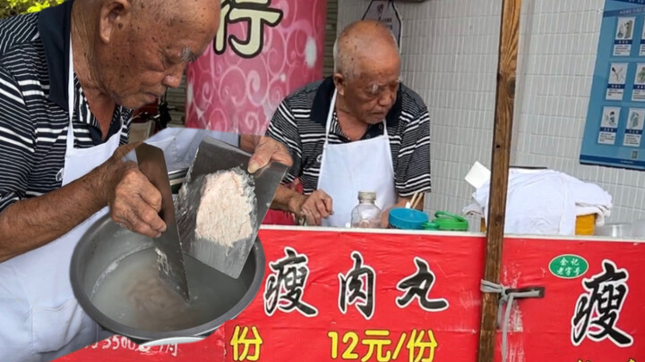 Ông nội 87 tuổi làm thịt viên nạc, mỗi sáng tự tay đi mua thịt và giã tay làm ngay tại chỗ. Hương vị