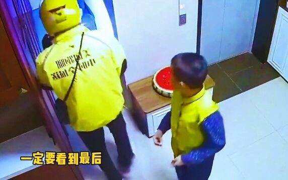 Elevator leads directly into the apartment—delivery drivers are totally baffled. A scene caught on c