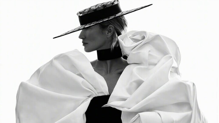 Gisele Bündchen graces the cover of V Magazine’s Winter 2022 issue!