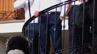 宝贝女儿嫁人了，爸爸和儿子们站在楼梯上，等她穿着婚纱缓缓走出房间