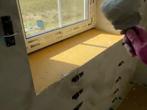 Ốp gạch lỗ cửa sổ nhà vệ sinh