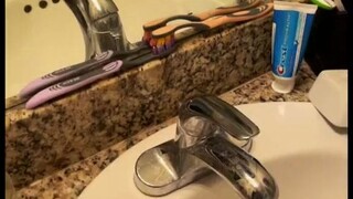 我的未婚夫每天早上都会重新摆我们的牙刷