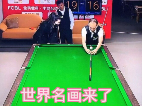 هل هذه مباراة جادة؟ يبدو أن الحكم الأنثى ستصاب بالجنون!