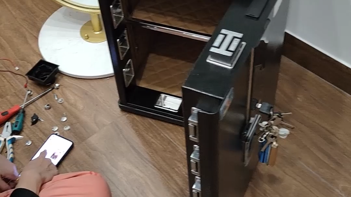 Ibu Rumah Tangga Putus Asa dan Brankas Berkualitas Buruk...