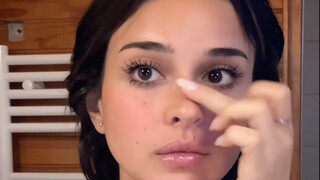 What a beautiful makeup tutorial, so pleasing to the eye!