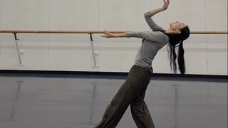 ท่อนละครระบำคลาสสิก "ดวงจันทร์เคลื่อนเงาดอกไม้"