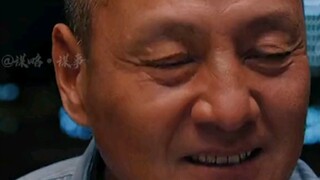 Di meja minum tidak bisa membaca situasi, tidak mengerti adat istiadat sosial, dan kurang peka.