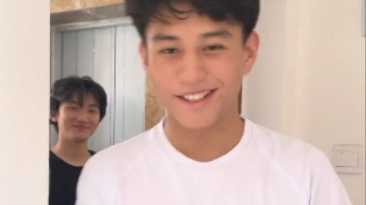 When the Younger Brother Brings His Classmate Home to Meet the Older Sister