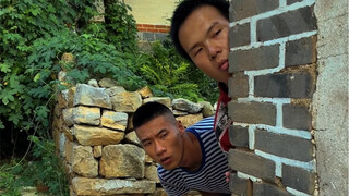 الرفيقان إيرليو وإيرلنغ يتعاونان بقوة لسد فتحة قفل منزل الأخ الكبير البدين...