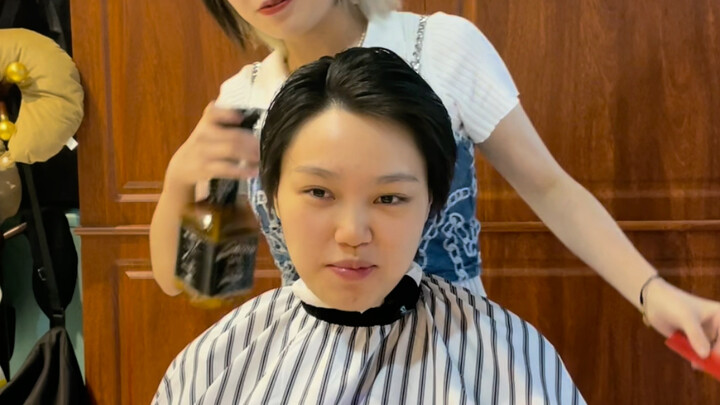 I have to edit so many videos a day—I'm determined to become the top poster at Wan Chai Pier in Chon